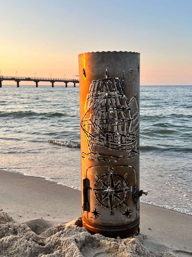 Feuerkorb aus massivem Stahl im Garten aufgestellt – langlebige Feuerstelle für draußen