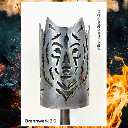 Gartenfackel – Wolfskopf_1 mit Wolf heulend